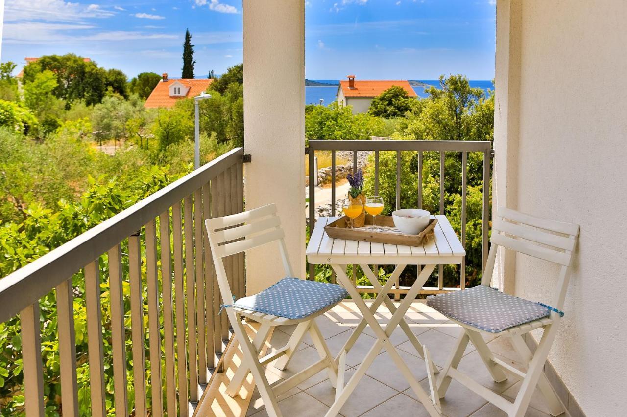 Holiday House Nena With Pool Vinišće Eksteriør bilde